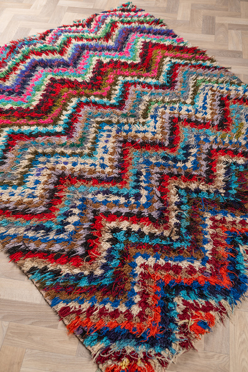 新品未使用　Moroccan boucherouite rug ポシャルウィット Unique Boucherouite Moroccan Rug: A Tapestry of Vibrant