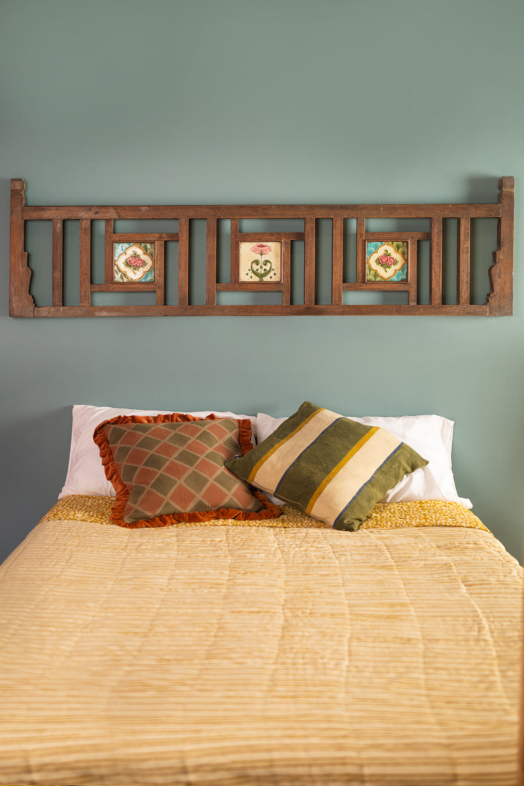 Wooden Vintage Banister with Tiles <p>W:210cm D:5cm H:48cm </p>