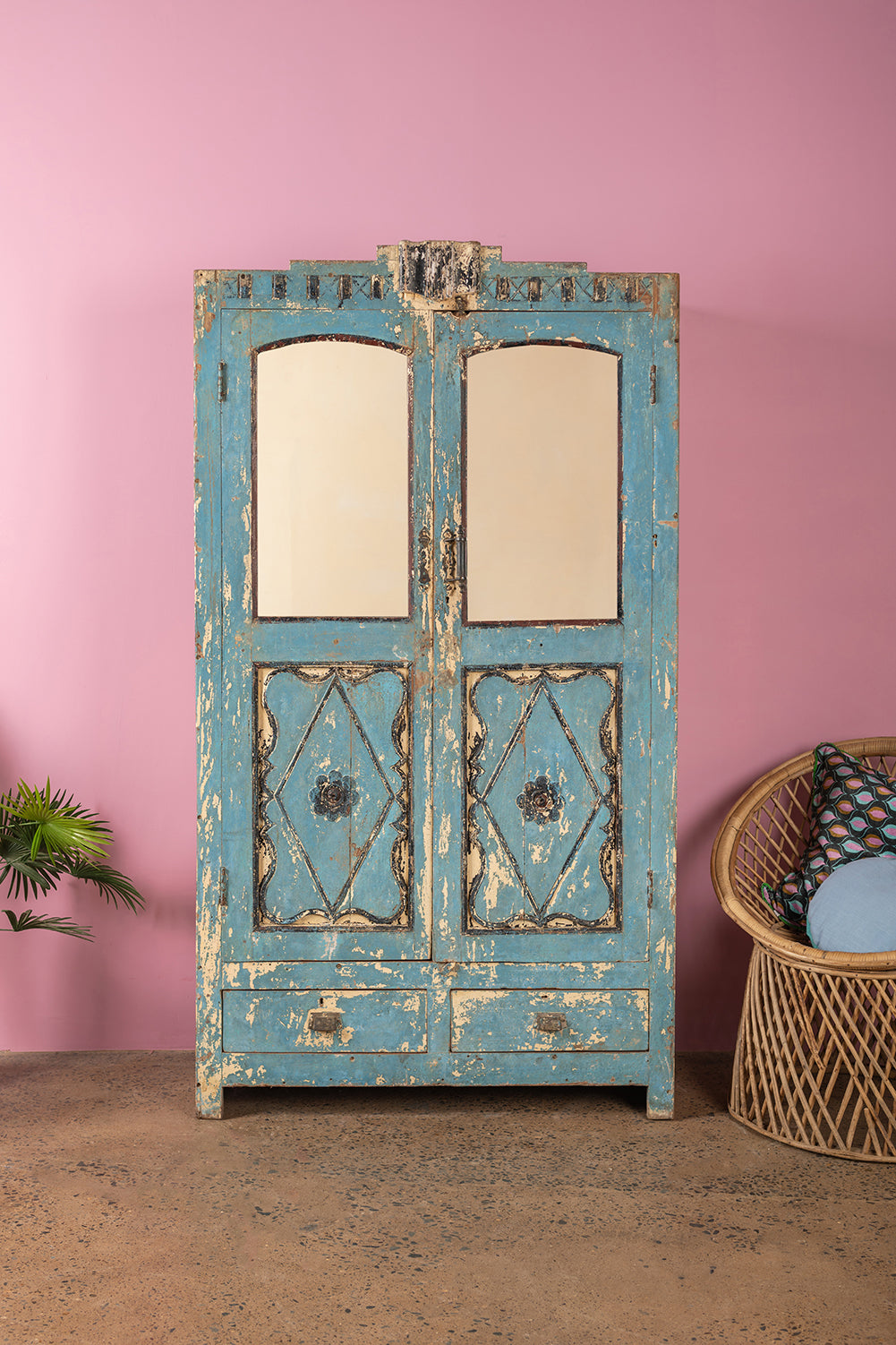 Vintage Light Blue Carved Almirah with Mirrors <p>W:99cm D:43cm H:180cm </p>