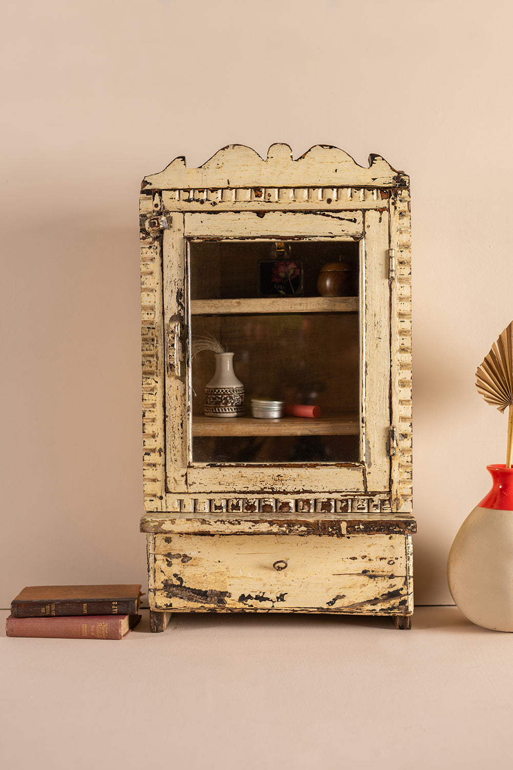 Vintage Cream Wall Showcase with Drawer <p>W:36cm D:20cm H:67cm </p>